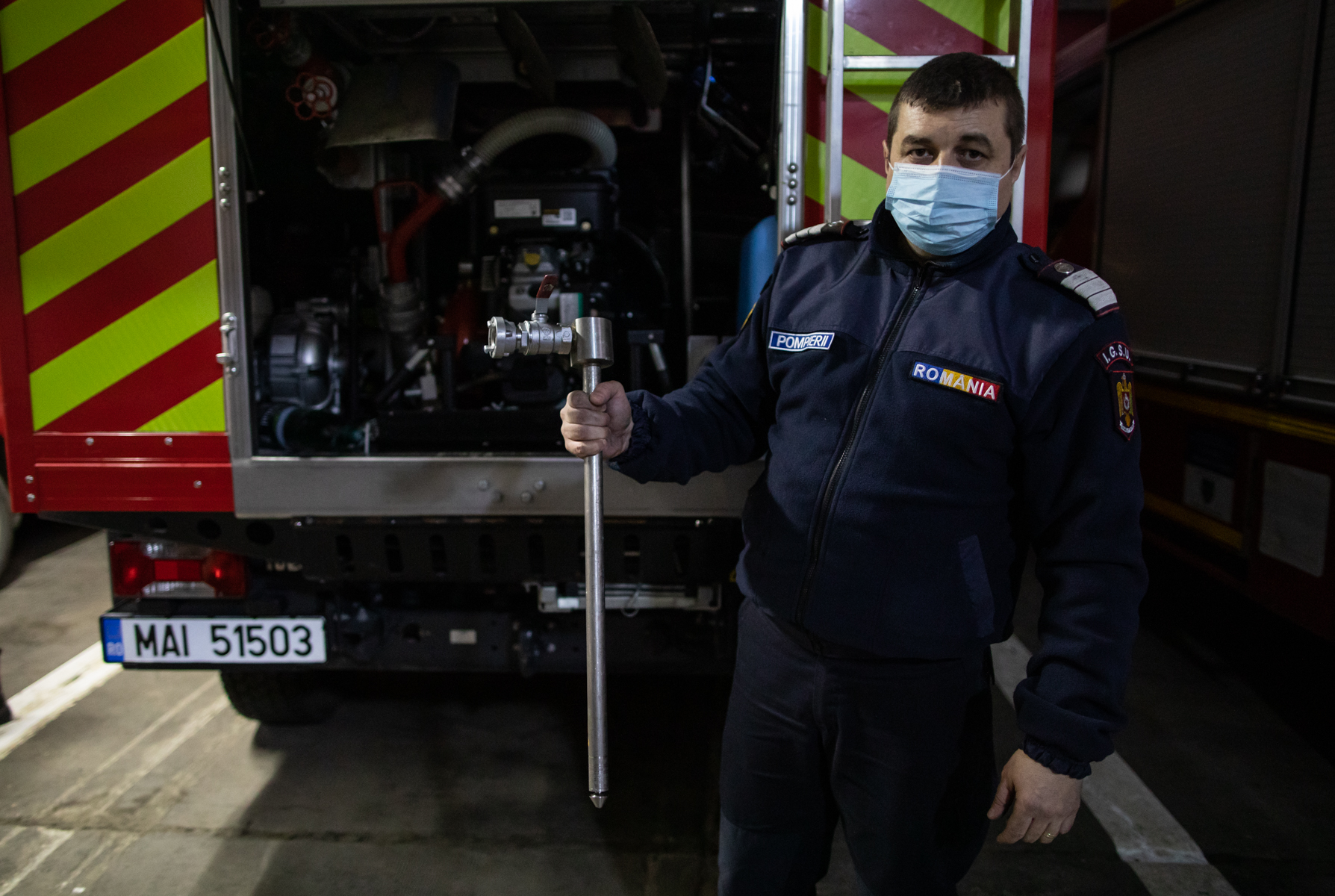 Noaptea dintre ani cu pompierii brașoveni: Cola, în loc de șampanie, și tânărul de 19 ani care n-a vrut să fie jandarm pentru a nu fi „împotriva cetățenilor”