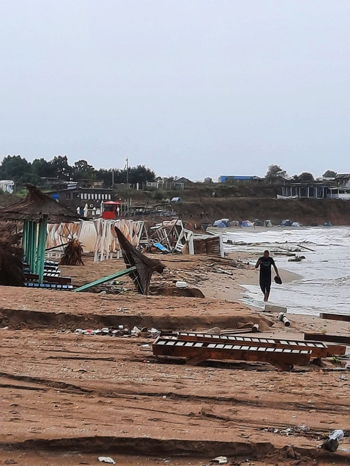 Urmările ploilor puternice de pe litoral. La Mangalia au căzut 200 l/mp. Maşini luate de apă, inundaţii în mai multe staţiuni: dezastru la Venus şi Vama Veche | FOTO
