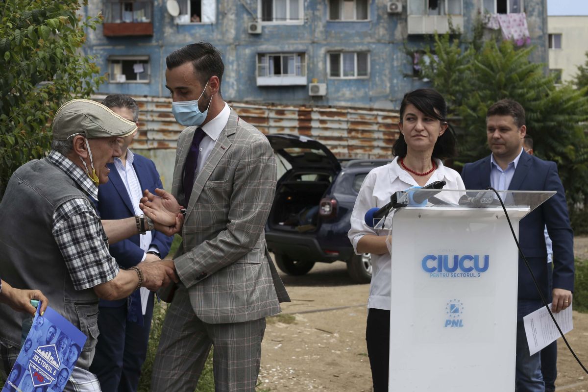Scandal la o conferință PNL în București. Ministrul muncii, întreruptă de un bărbat: “Mărește-mi pensia!”. Liberalii acuză PSD că se folosește de pensionari
