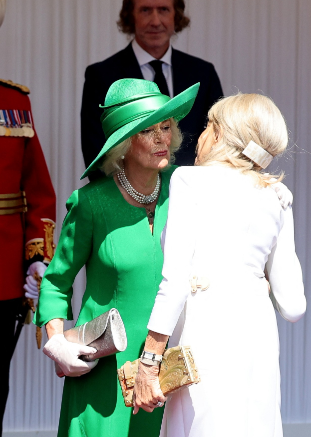Regina Camilla și Brigitte Macron s-au sărutat, ignorând protocolul regal: Emmanuel Macron e primul lider UE care vizitează Marea Britanie, după Brexit
