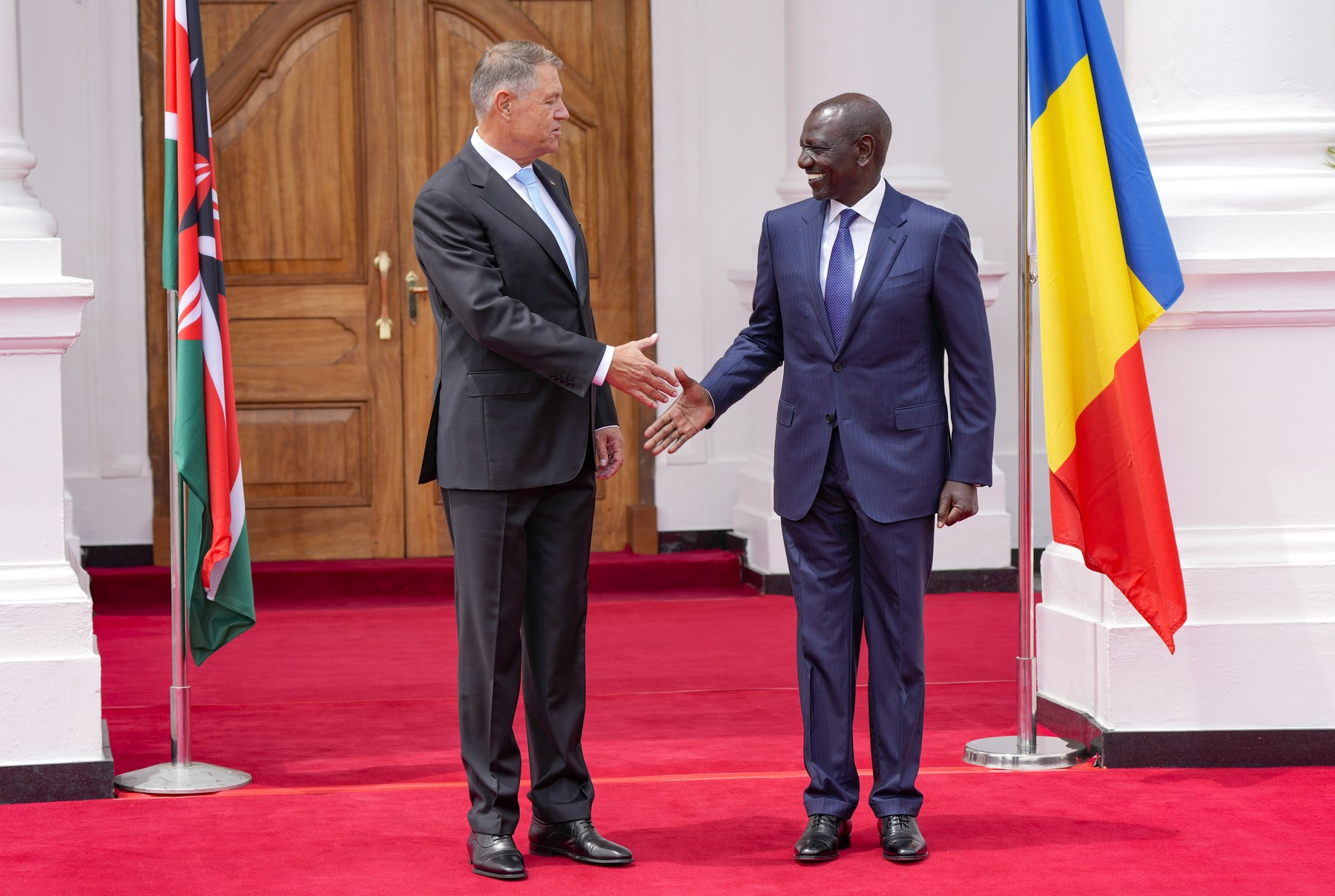PRIMELE IMAGINI CU IOHANNIS ÎN AFRICA. „Ai venit cu ploaie!”, i-a spus șeful statului kenyan lui Iohannis. Președintele României i-a răspuns cu o vorbă din bătrâni