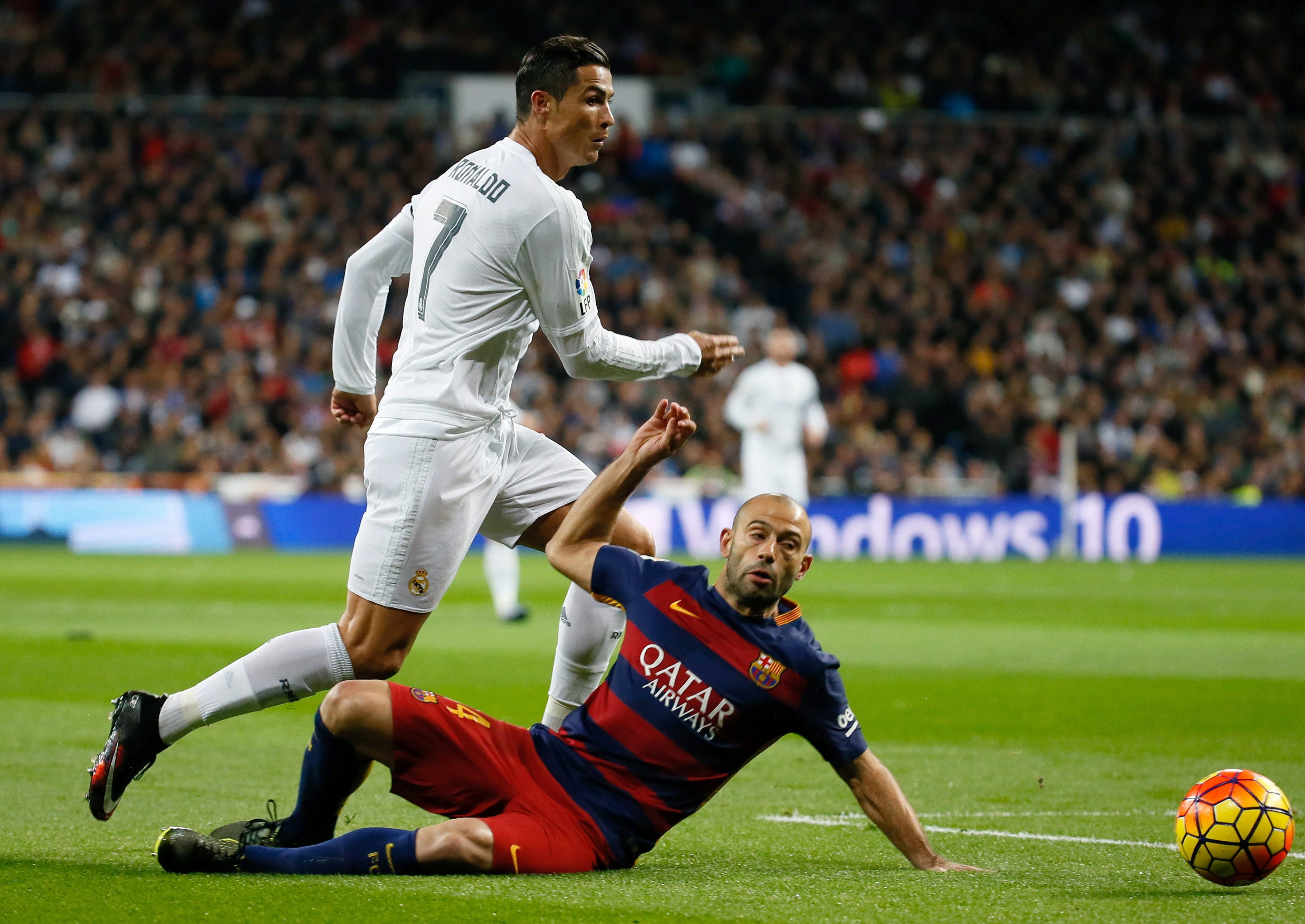 Real - Barcelona 0-4! CatastroREAL! ^Solo catalan: Suarez x 2, Neymar, Iniesta! Liverpool s-a distrat la City. Derby-ul Greciei, abandonat!
