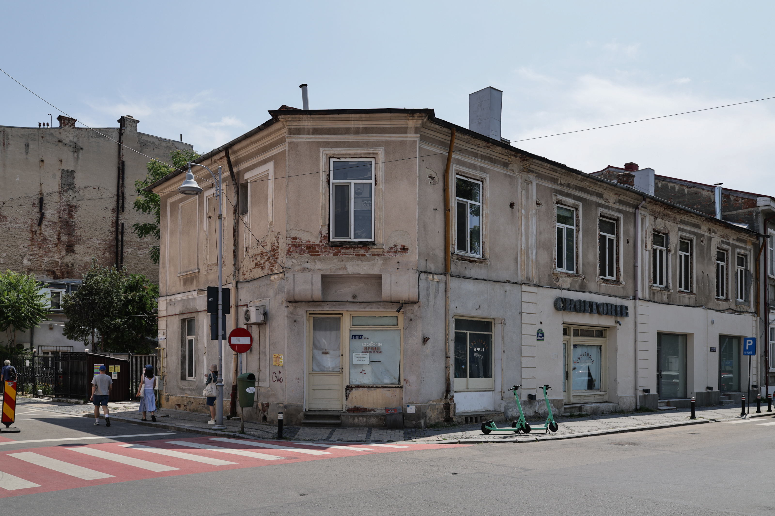 Ce ascunde clădirea scorojită de lângă Casa Mița Biciclista, unde își făcea costumele Dem Rădulescu. Locul renaște acum, după zeci de ani