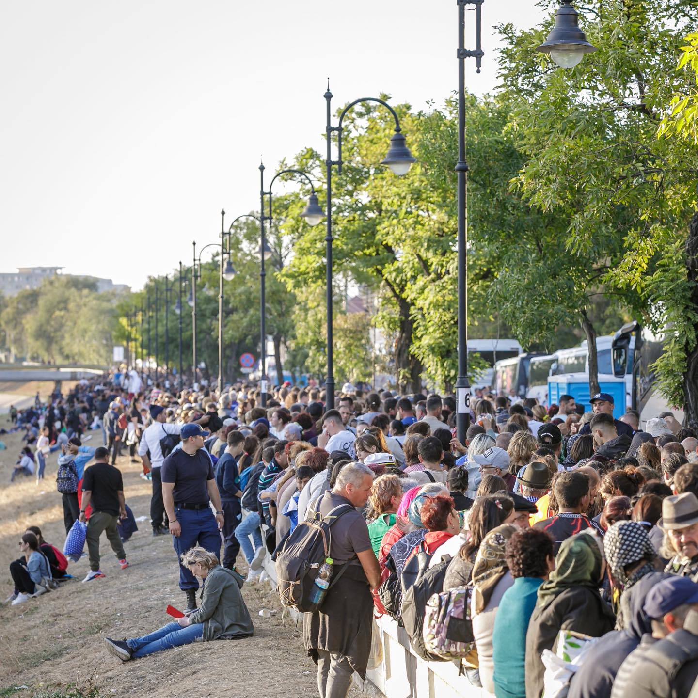 Peste 300.000 de oameni s-au închinat la moaştele Sfintei Cuvioase Parascheva, la Iași. 50.000 încă stau la coadă