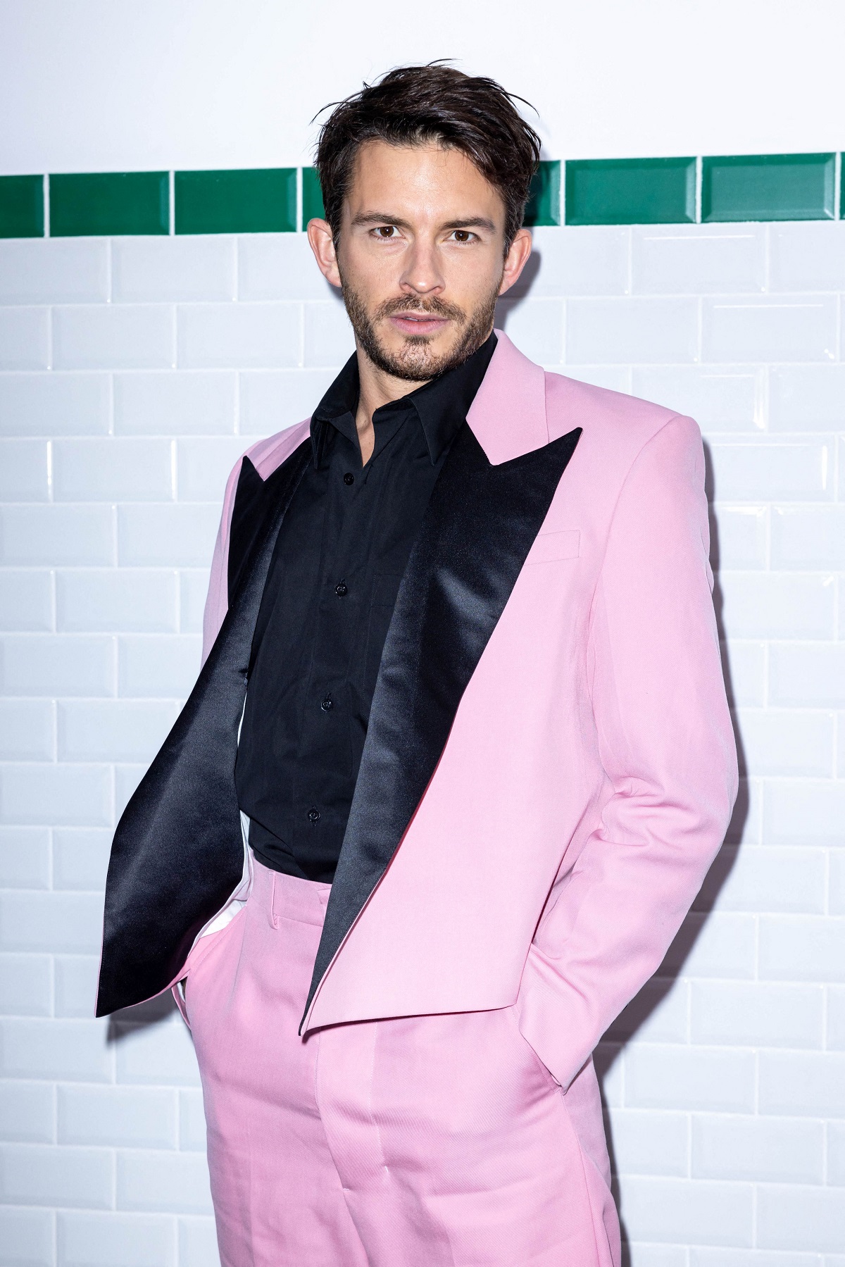 Jonathan Bailey, desemnat de revista People „cel mai sexy bărbat în viață”. Serialele de succes în care a jucat actorul