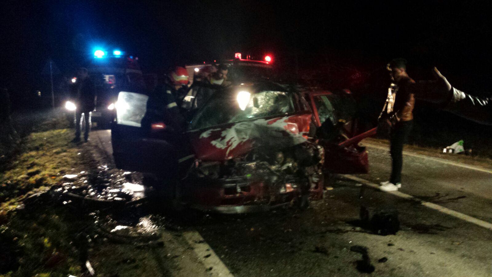UPDATE: Copil în stop cardio-respirator și trei adulți încarcerați, într-un accident cumplit în Timiș. Copilul a murit/ FOTO