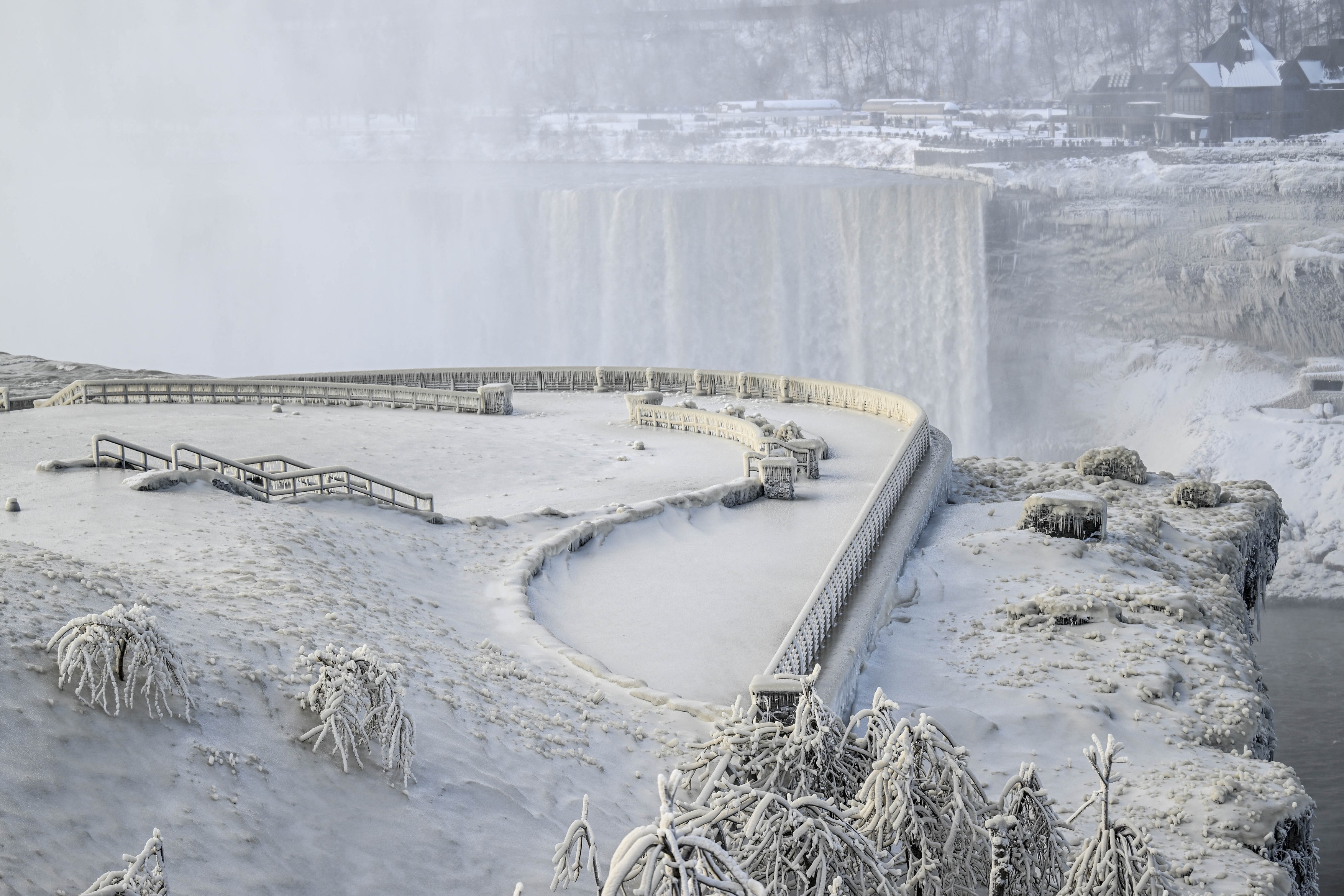 Imagini spectaculoase cu cascada Niagara, înghețată parțial după „viscolul secolului” care a lovit SUA