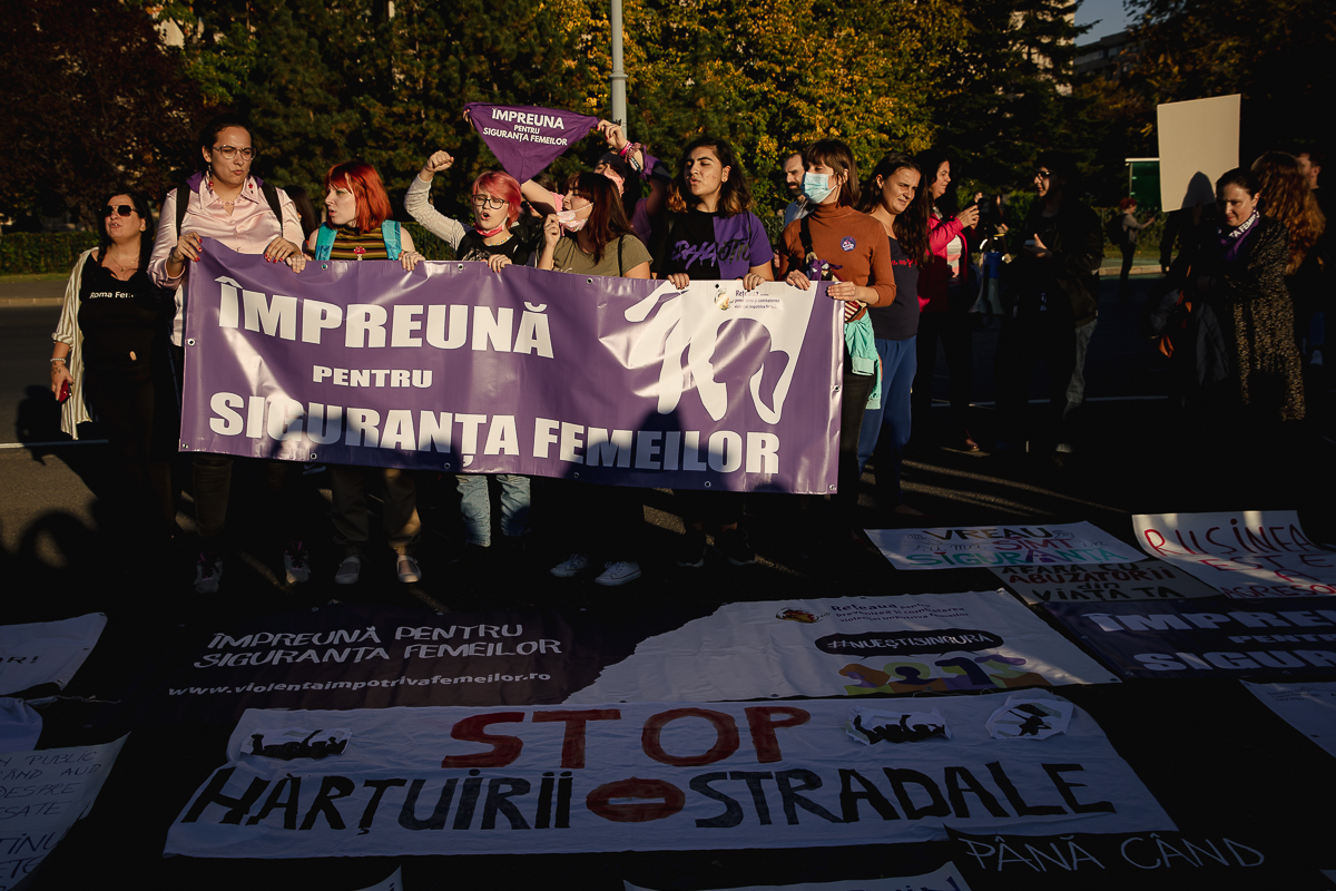 „Sute de femei sunt moarte, asta nu este dreptate”. Marșul prin care femeile cer să se simtă în siguranță în România: acasă, la muncă, pe stradă   