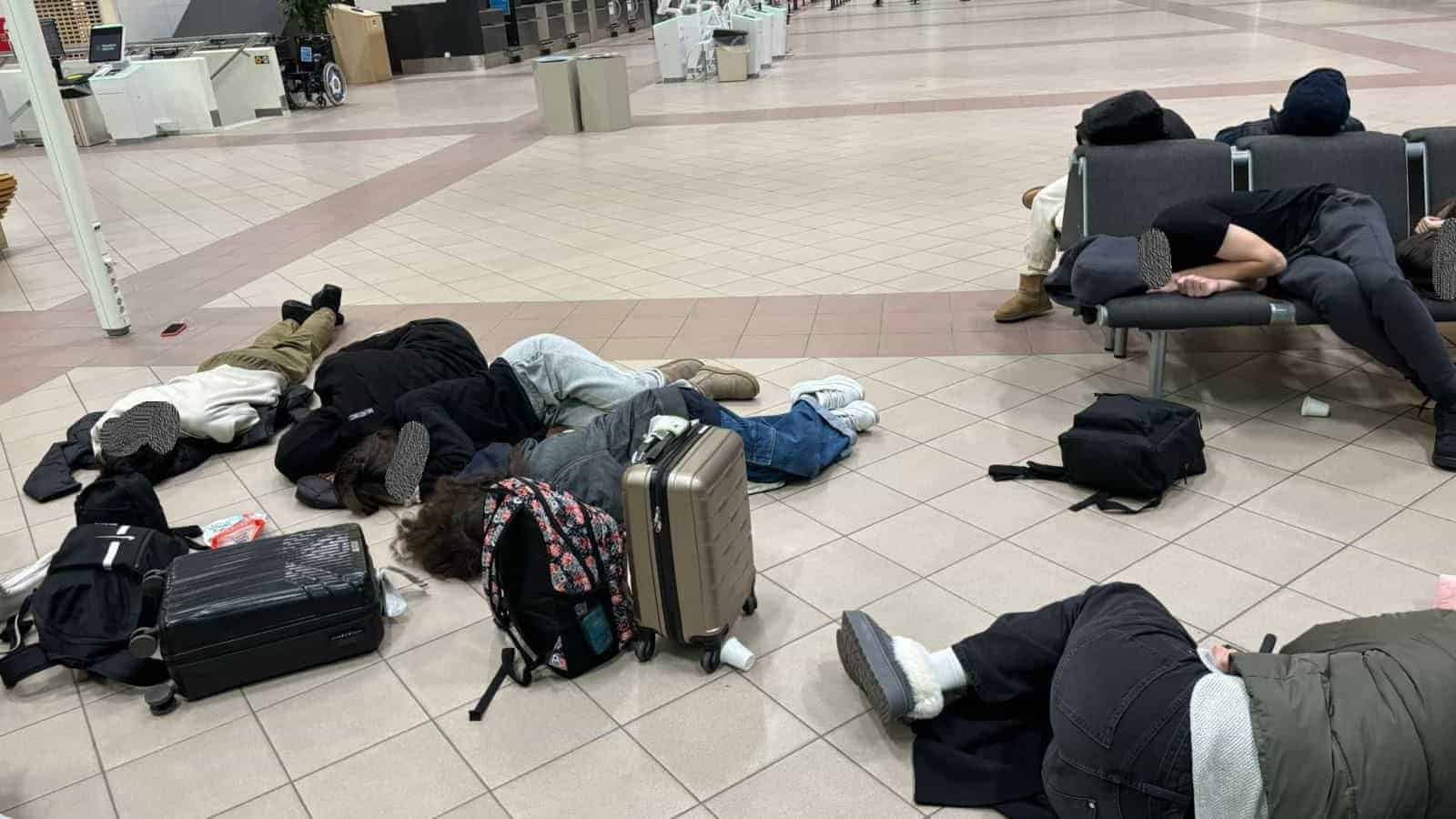 Peste 200 de români au rămas blocați într-un aeroport din Suedia aproape 24 de ore: „Ne-au spus «Descurcați-vă»”