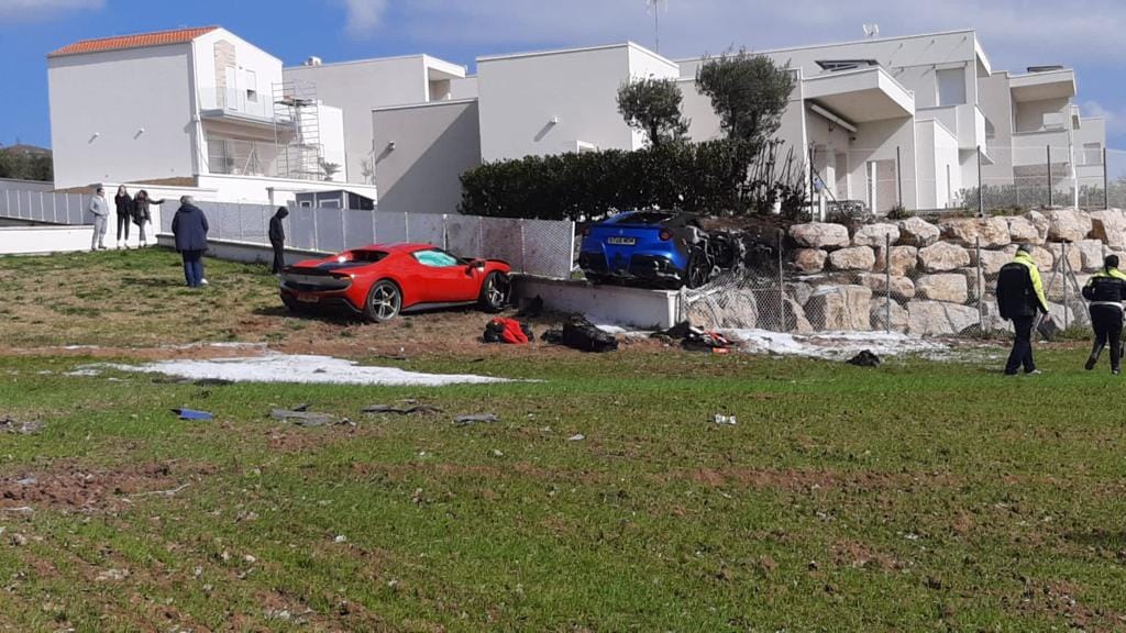 Două Ferrari care se întreceau pe un drum de țară din Italia au ratat o curbă și au zburat în gardul unei vile, apoi unul a luat foc | VIDEO