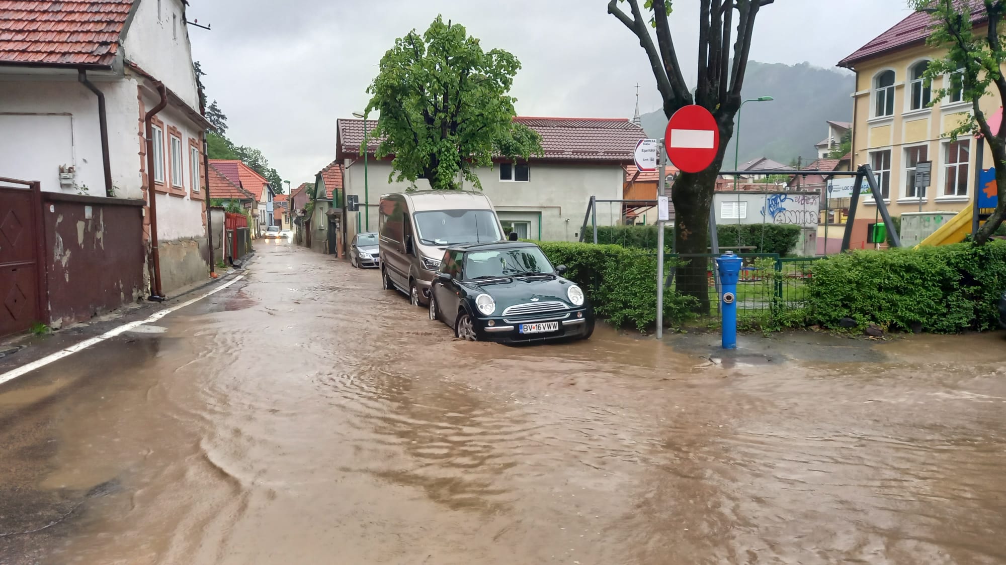 Un cartier din Brașov este inundat, după ce pârâul Graft a ieșit din matcă. Pompierii nu pot face nimic până la oprirea ploii