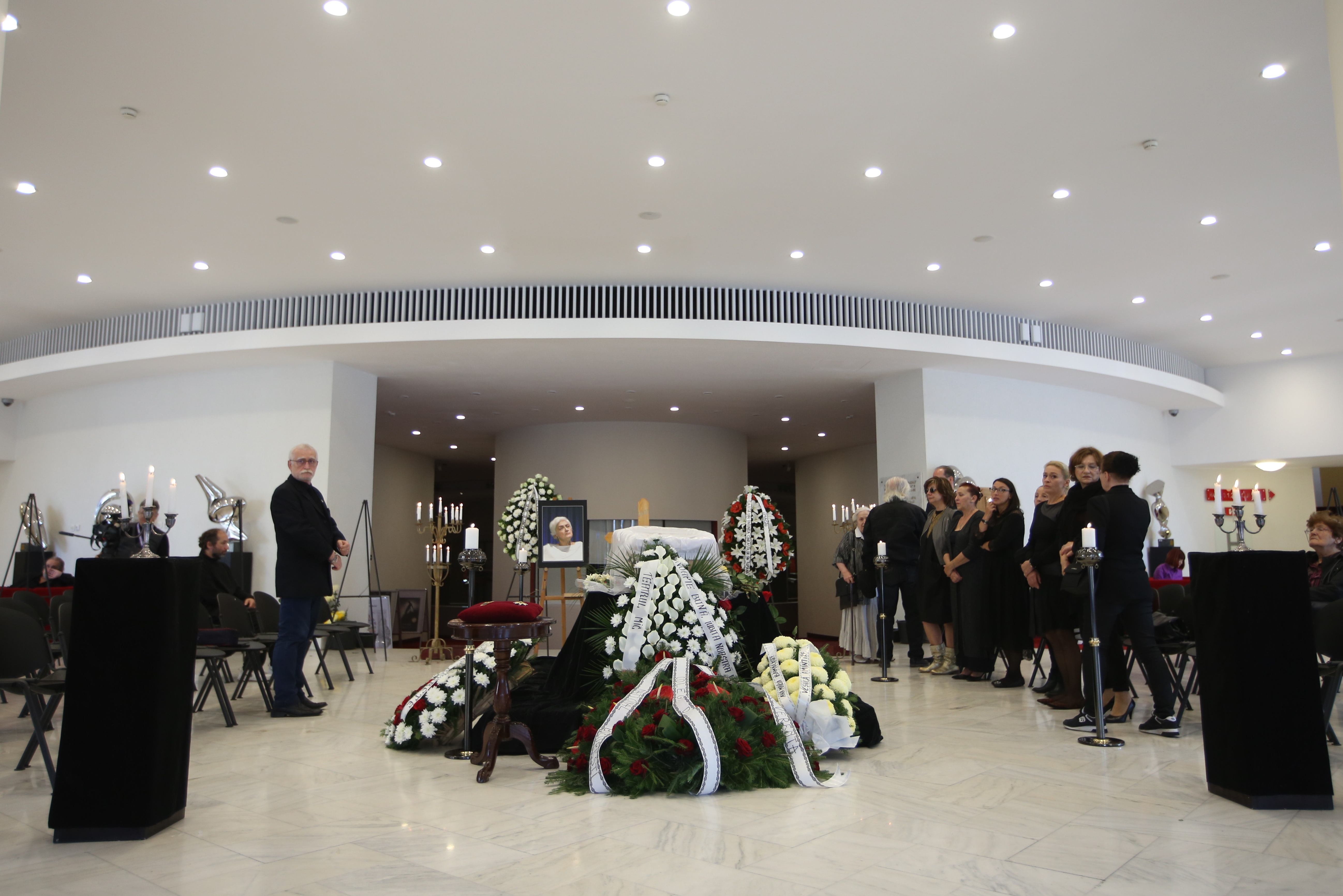 FOTO EXCLUSIV/ Trupul neînsuflețit al Olgăi Tudorache, depus la biserica Kretzulescu din Capitală. Imagine emoționantă cu fiul actriței