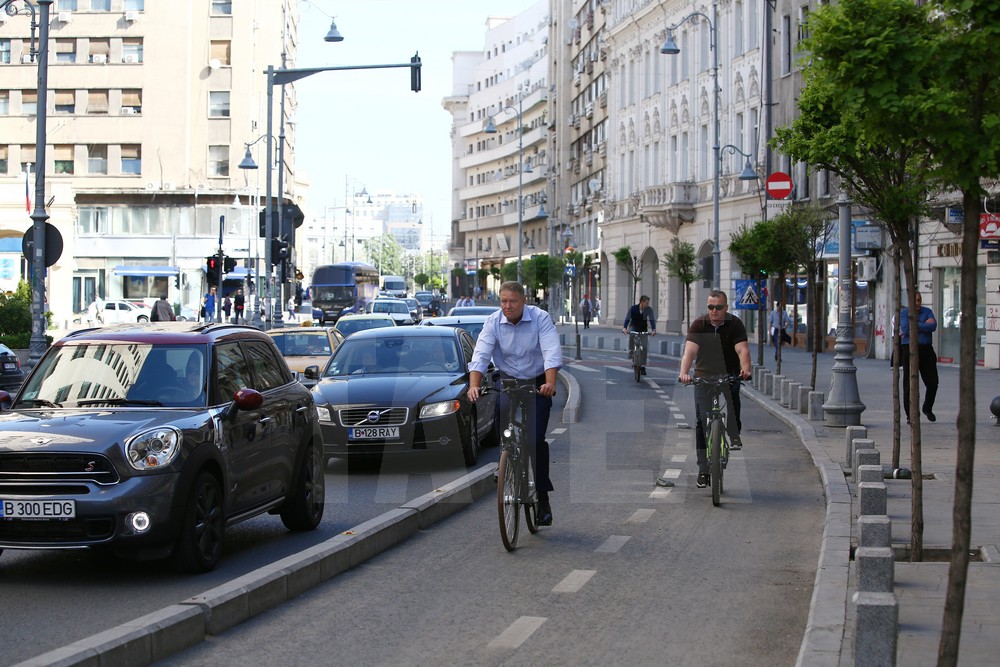 EXCLUSIV. Iohannis a mers cu bicicleta la serviciu, de la reședința oficială la Cotroceni / FOTO&VIDEO