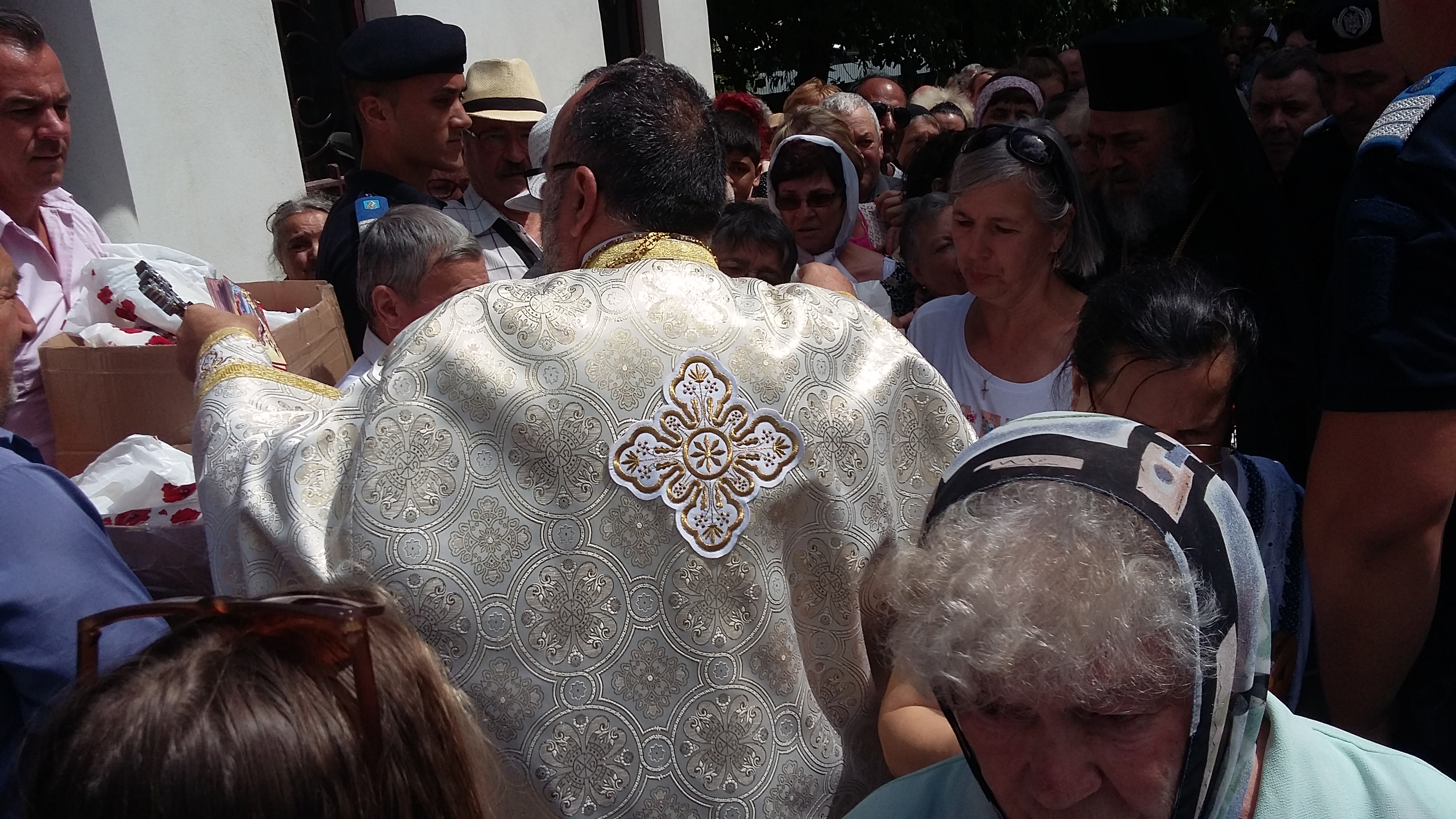 Gălățenii s-au îmbulzit să primească pomană de Sfântul Ilie! FOTO&VIDEO