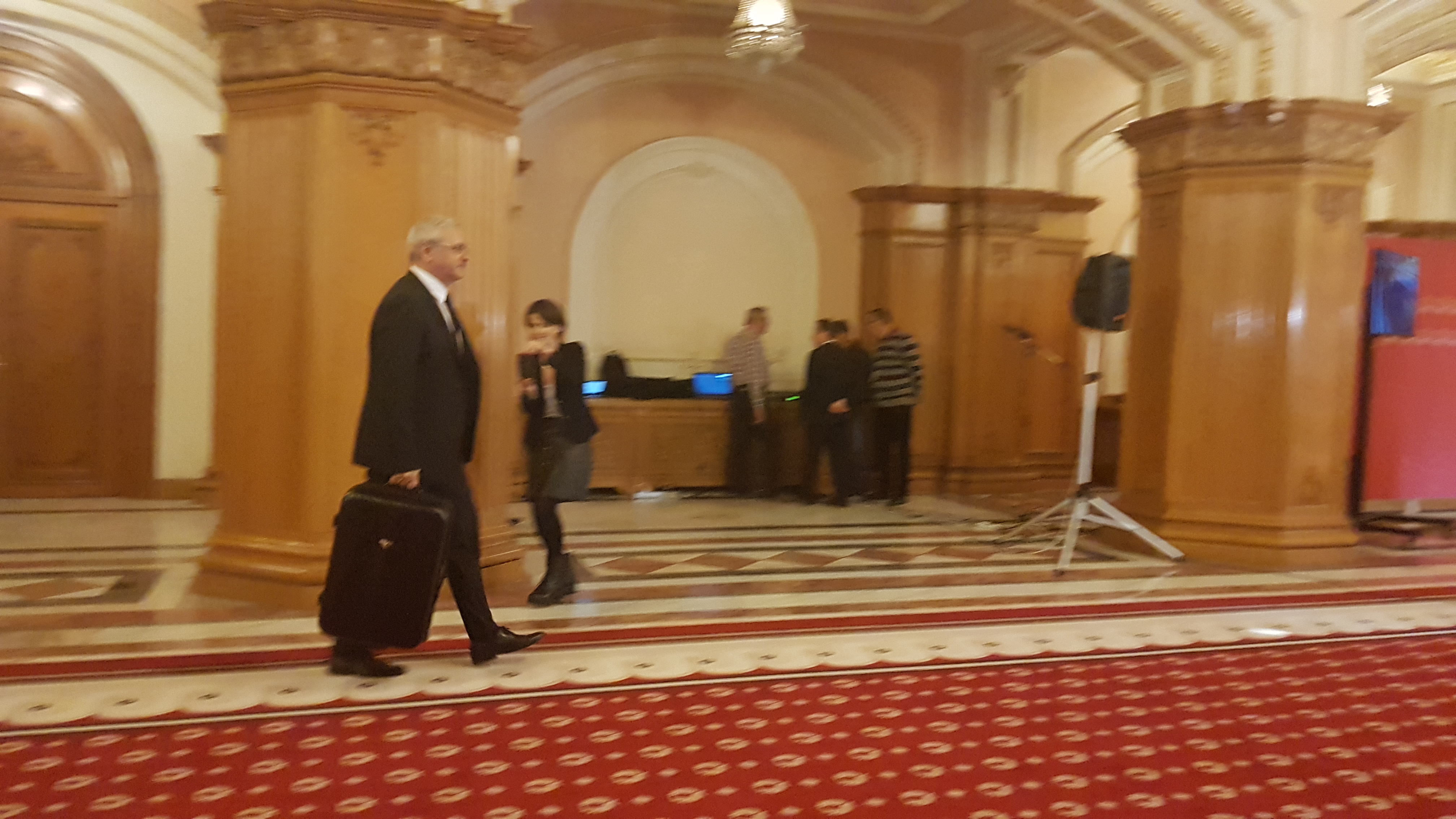 VIDEO&FOTO/ Liviu Dragnea și valiza, Episodul 2. Președintele PSD a venit la Parlament cu noi documente
