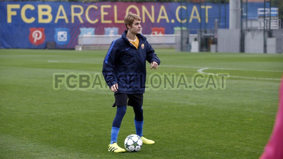 Justin Bieber s-a antrenat împreună cu vedetele echipei FC Barcelona / GALERIE FOTO&VIDEO