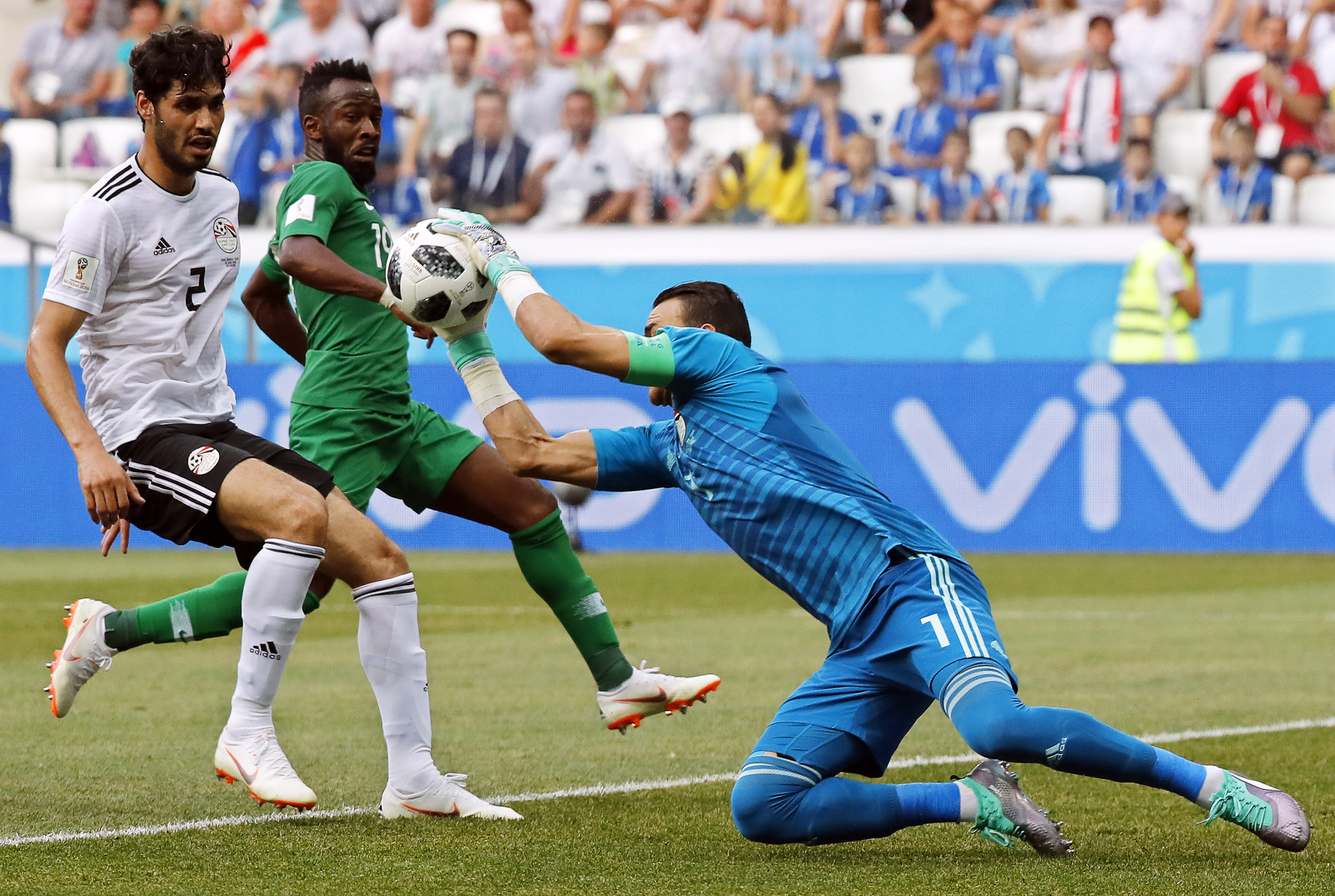 Arabia Saudită - Egipt 2-1, în grupa A de la Campionatul Mondial de fotbal Rusia. Al-Dawsari l-a îngenuncheat pe portarul-record El Hadary | VIDEO