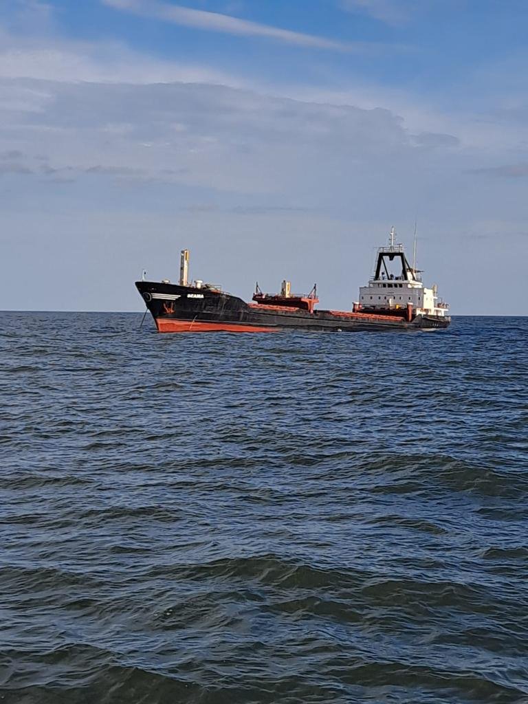 Video cu salvarea marinarilor de pe nava la bordul căreia a avut loc o explozie, în largul portului Sulina
