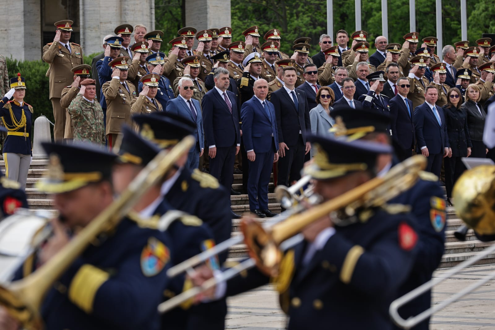 Ziua Forțelor Terestre 2025. Ilie Bolojan a vizitat fără Marcel Ciolacu expoziția de echipamente și tehnică militară din Parcul Carol | VIDEO