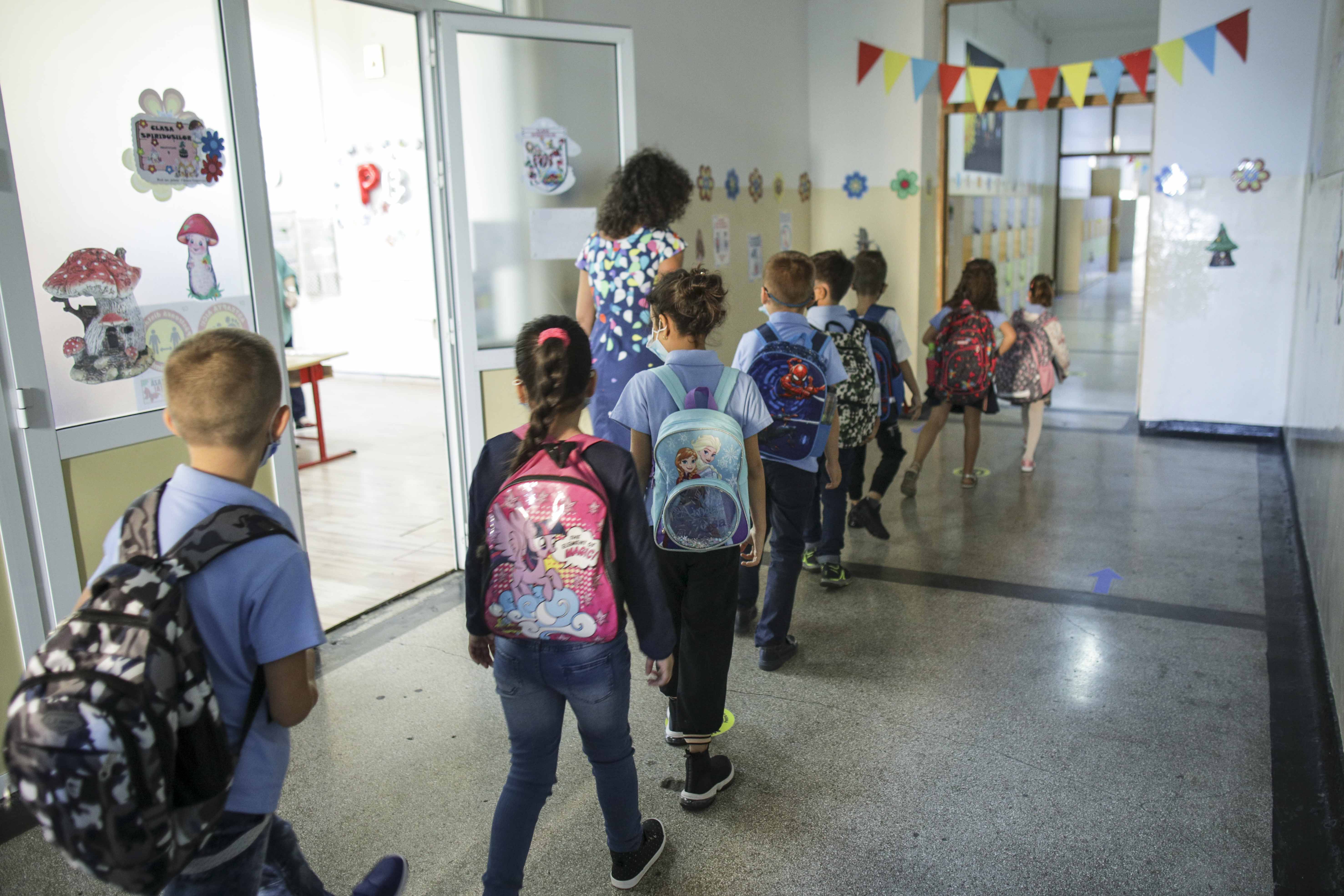 Prima zi de școală, în imagini. Mască de protecție și reguli stricte la intrarea în școli