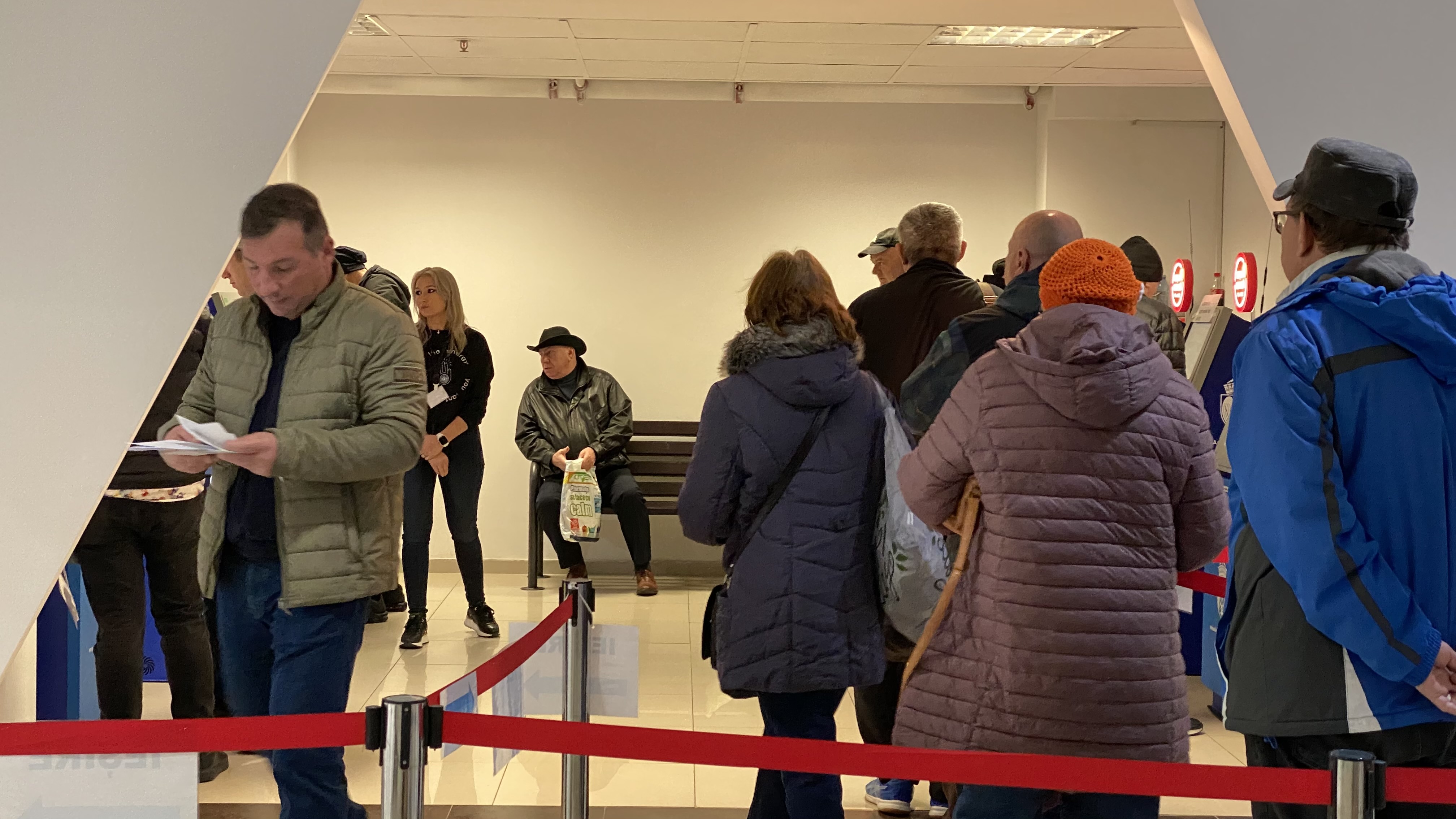 FOTO. Cozi mari la centrele de plată a taxelor, în prima zi lucrătoare din 2024. Dările se pot plăti la stațiile de tip SelfPay, dar și online