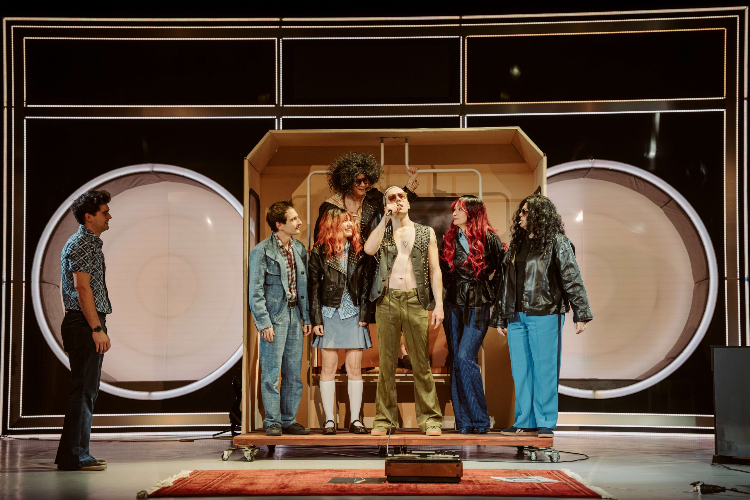 Romanul cult „Muzici și faze” devine spectacol de teatru. Cristian Ban recreează adolescența anilor '70: „Mi-ar plăcea ca lumea să iasă copleșită de la spectacol”