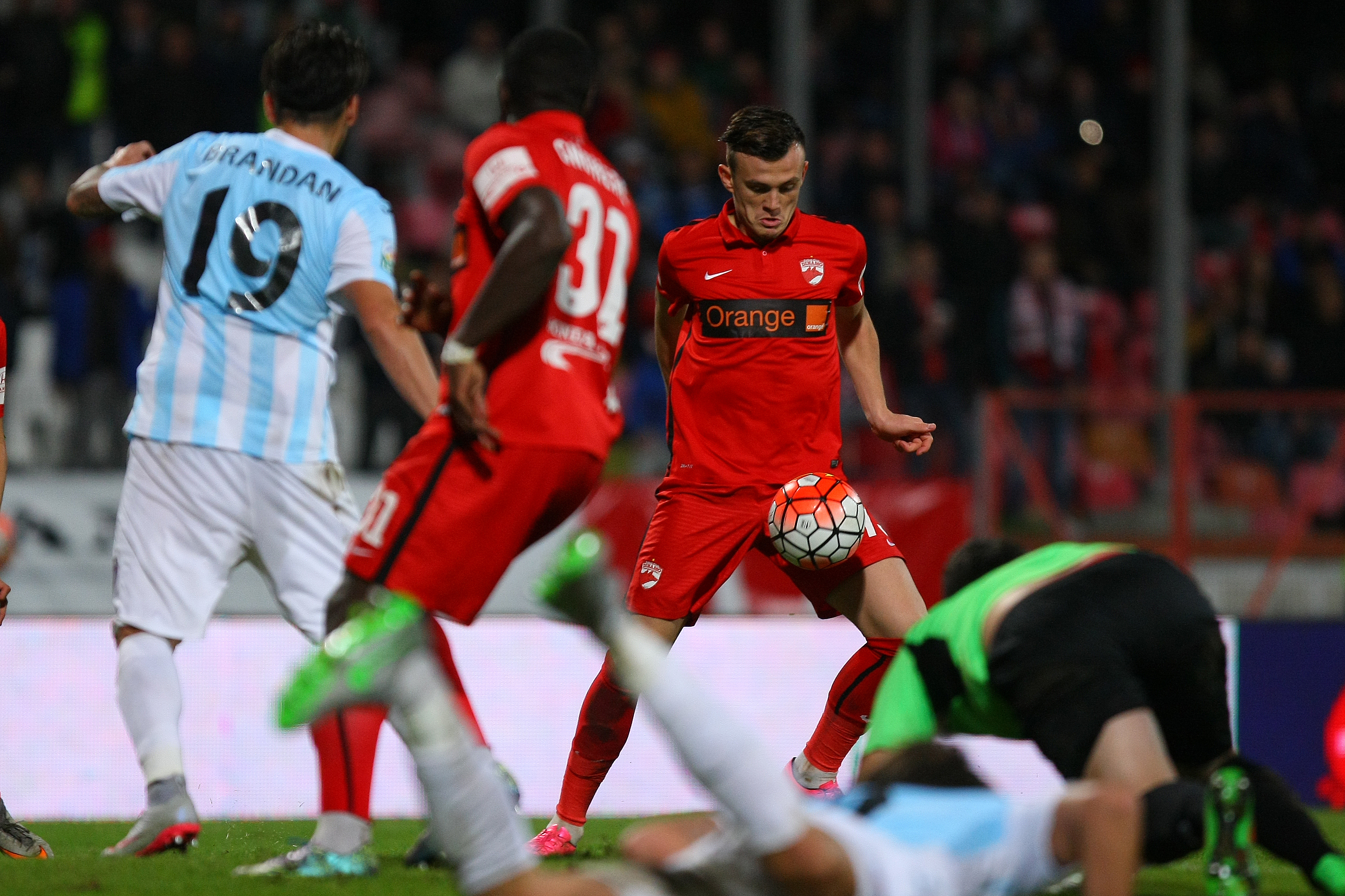 LIGA I LA FOTBAL, etapa a 14-a / Scandal după meciul Dinamo - ASA Tîrgu Mureș 2-1. ^Ardelenii protestează oficial printr-un comunicat în care reclamă un ”fault evident și lipsă de fair-play”! GALERIE FOTO