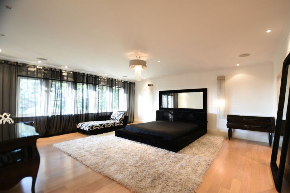 GALERIE FOTO / Cum arată casa de lux a lui Cristiano Ronaldo din Manchester. Starul de la Juventus o scoate la vânzare pe mai puțini bani decât a luat-o!