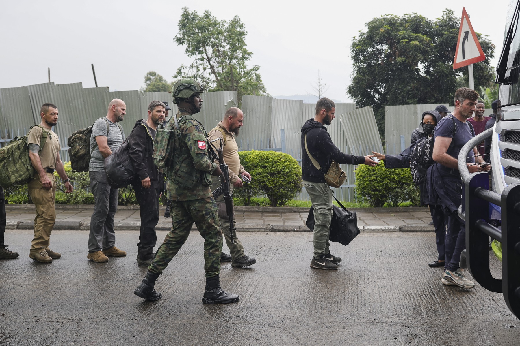 Imagini dezolante cu cei 280 de mercenari români care s-au predat rebelilor M23, în Congo: „Rolul lor a agravat și mai mult conflictul”