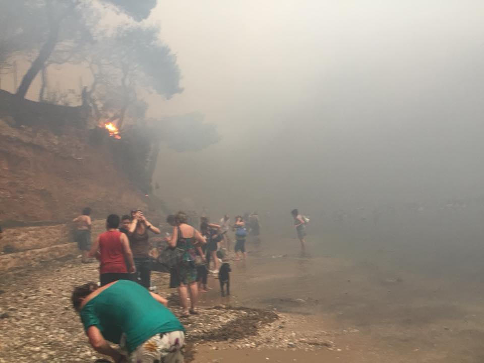 Doliu în Grecia, după incendiile soldate cu cel puțin 85 de morți și 187 de răniți. Aproximativ 100 de persoane sunt date dispărute / FOTO