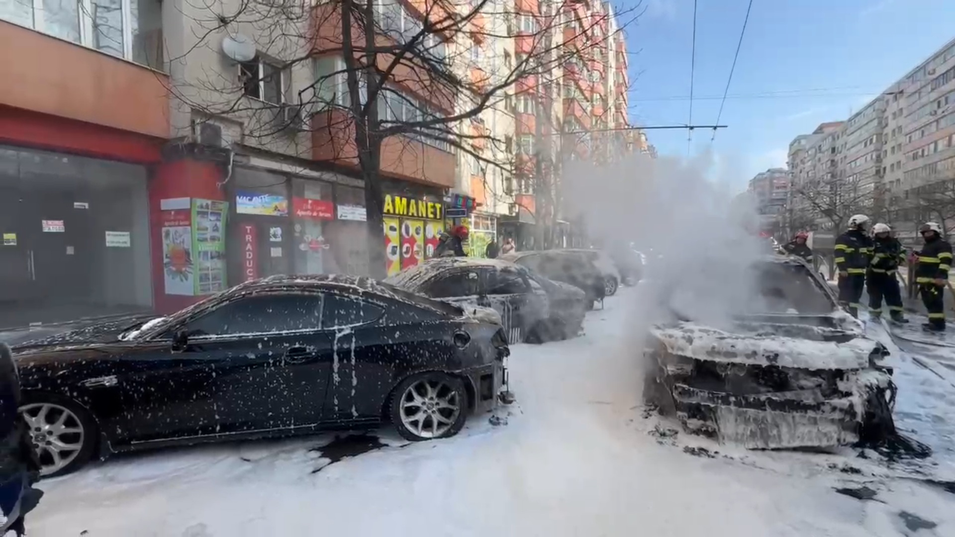 Incendiu violent pe Calea Moşilor din București. Șapte mașini au fost afectate de flăcări. Ce s-a întâmplat
