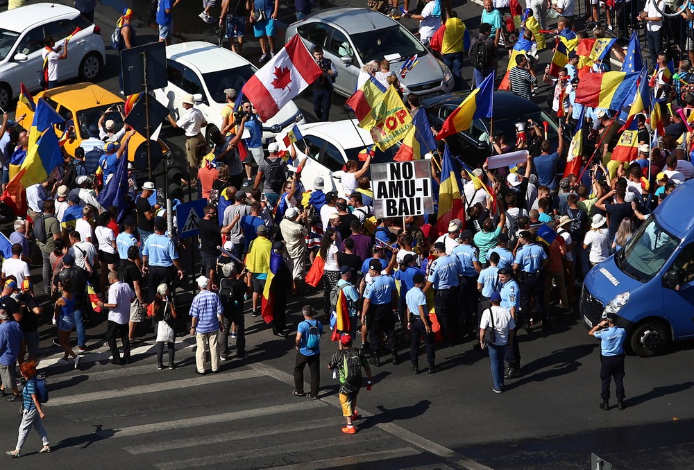 UPDATE. Război de stradă între jandarmi și huligani, în Piața Victoriei. 452 de persoane rănite / VIDEO&FOTO