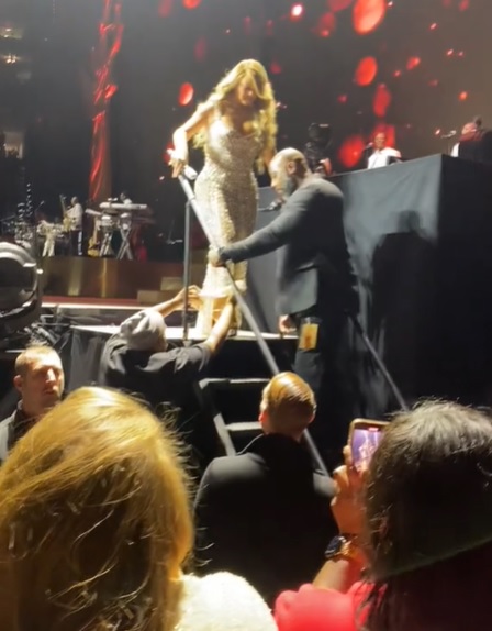 Mariah Carey, filmată în timp ce merge cu greu pe scări. Motivul pentru care și-a anulat mai multe concerte de Crăciun