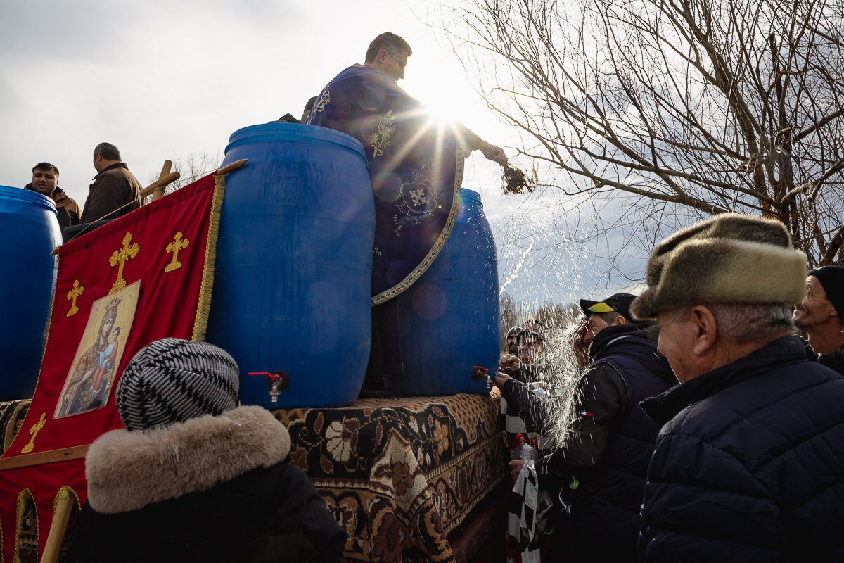 REPORTAJ Boboteaza pe malul Dunării, în comuna Ostrov: procesiune la debarcader, concurs de prins crucea și curse de cai