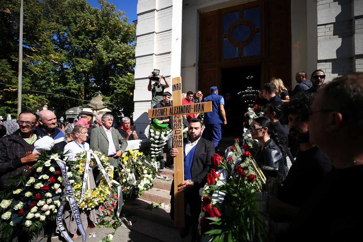 Alexandru Arşinel a fost înmormântat duminică la Cimitirul Bellu. 300 de persoane l-au condus pe actor pe ultimul drum