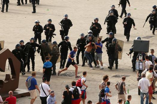 Euro 2016. Învinuită pentru masacrul de la Marsilia, UEFA amenință Anglia și Rusia cu excluderea! | Bilanțul bătăilor: un mort, 34 de răniți și 15 arestați