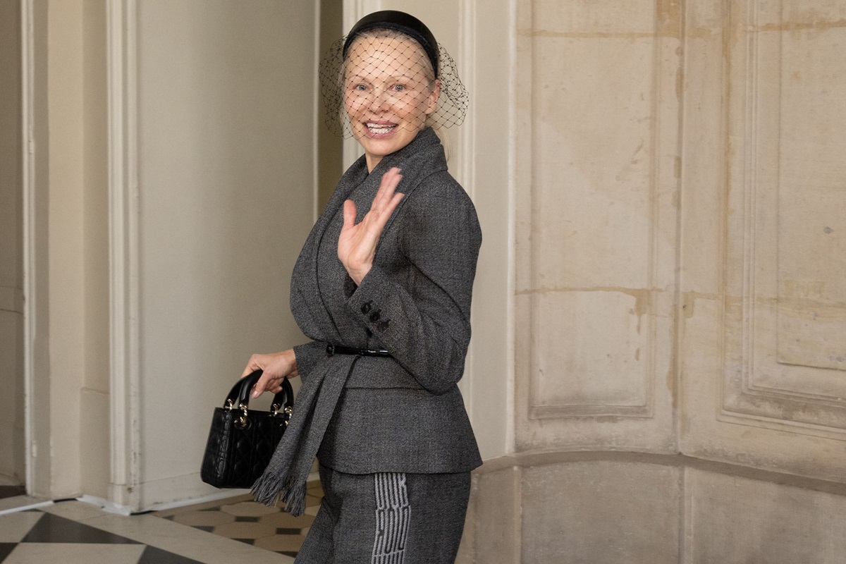 Pamela Anderson lansează un nou trend: fără machiaj la evenimentele de modă. Cum a apărut la Paris Fashion Week