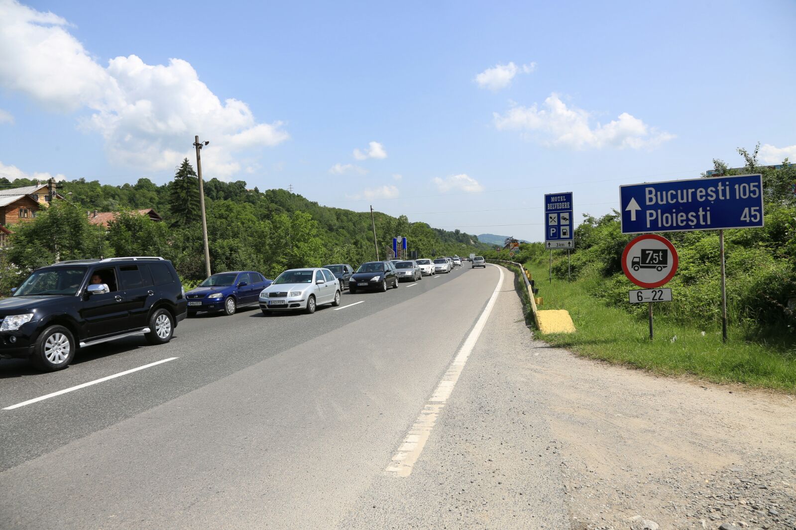 Trafic îngreunat pe DN1, în zona staţiunilor de pe Valea Prahovei FOTO