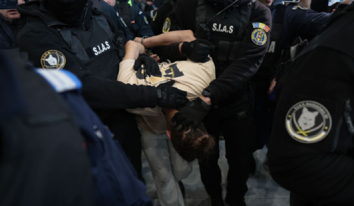Mascați înarmați l-au scos ținut de gât din Aeroportul Otopeni pe Cosmin Costinel Zuleam, al treilea asasin al omului de afaceri Adrian Kreiner, adus în țară din Indonezia