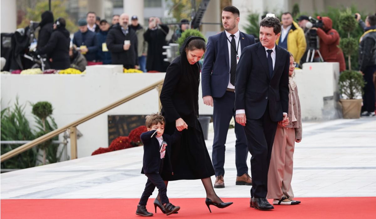 Fiul lui Nicușor Dan, moment amuzant la sfințirea Catedralei Mântuirii Neamului. Gestul micuțului l-a făcut pe președintele României să râdă