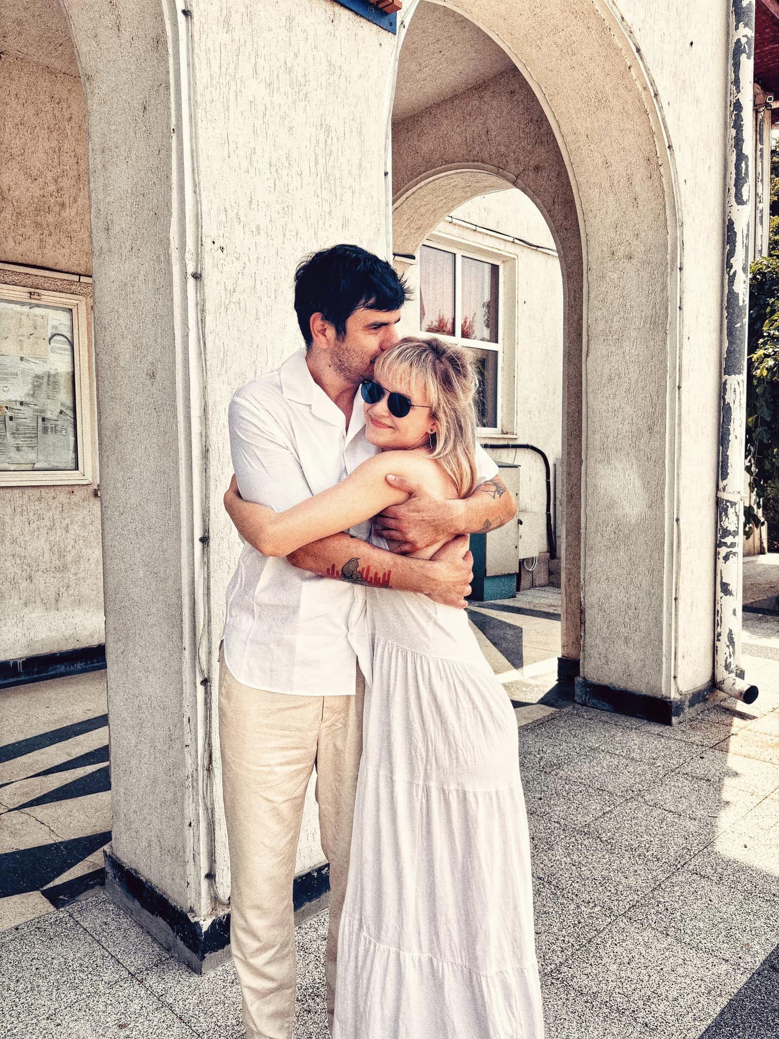 Alex Bogdan s-a căsătorit cu Cătălina Mihai. Imagini de la evenimentul unde Mihai Dragomir, Dorel din „Las Fierbinți”, a fost naș