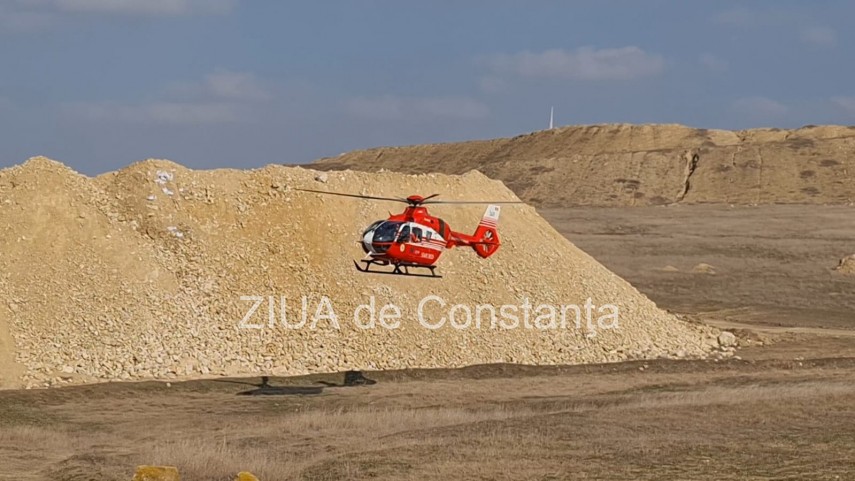 Un muncitor a murit, iar altul e grav rănit după ce au fost îngropați sub pietrele căzute dintr-o basculantă