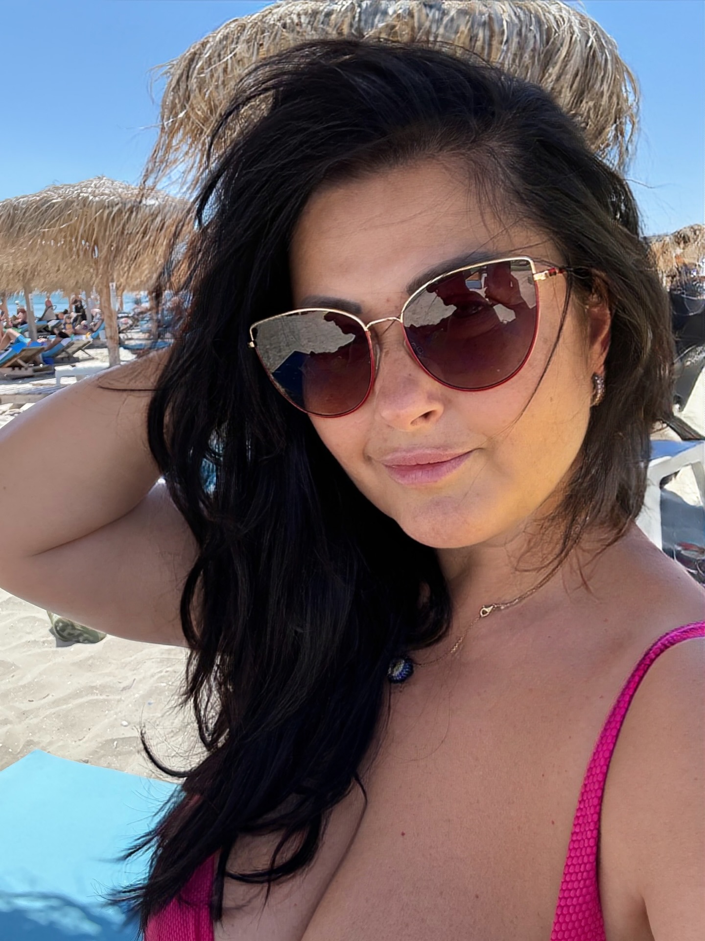 Imagini cu Gabriela Cristea în costum de baie, la plajă. Se bucură de o escapadă pe litoralul românesc alături de Tavi Clonda și fetițele lor