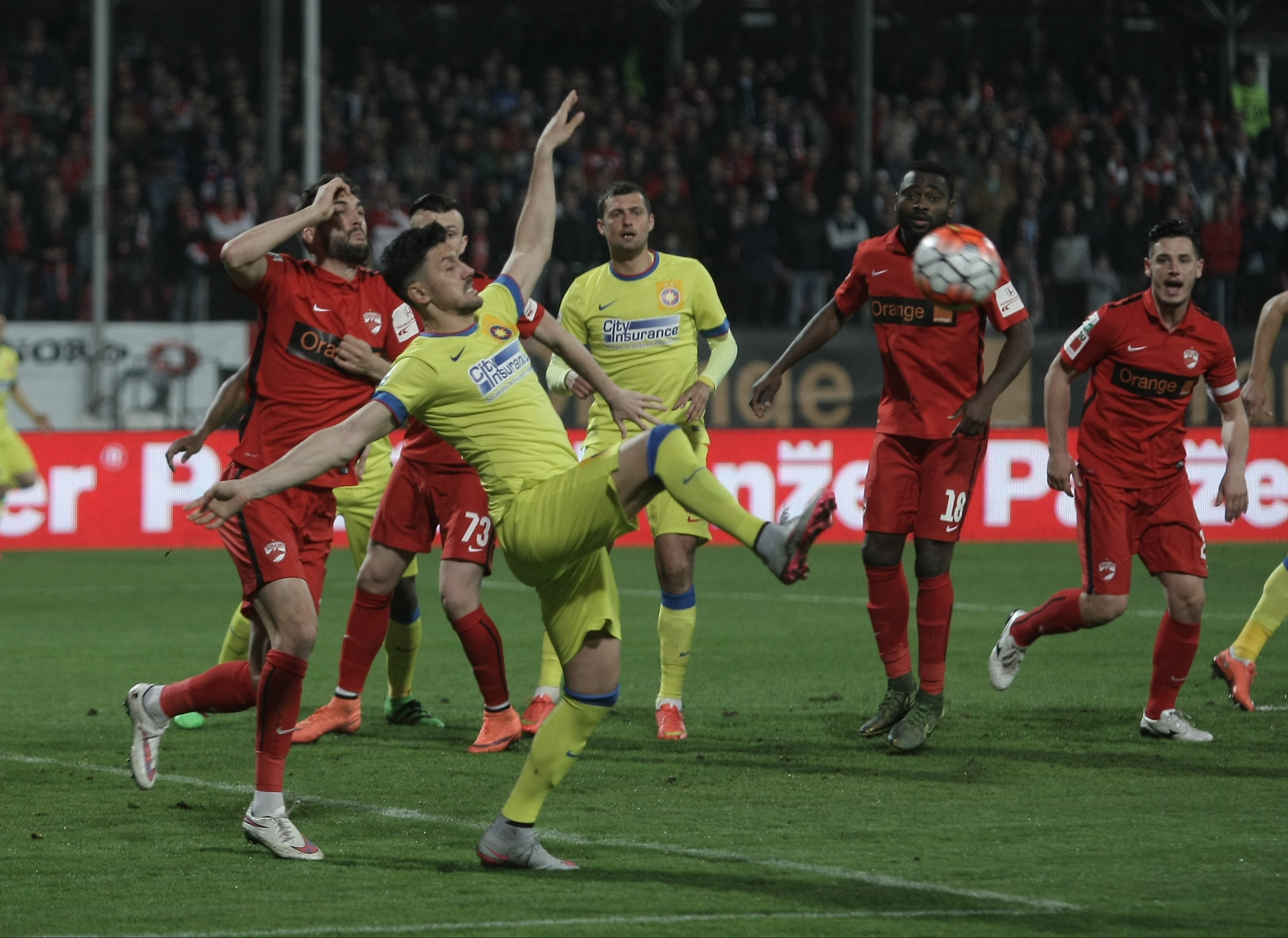 Tensiuni la Steaua. Campionii se critică între ei, după ce au scăpat victoria în finalul derby-ului cu Dinamo: ”Retragere inexplicabilă în repriza a doua. Bicfalvi a egalat, după o greșeală a lui Papp” / FOTO&VIDEO