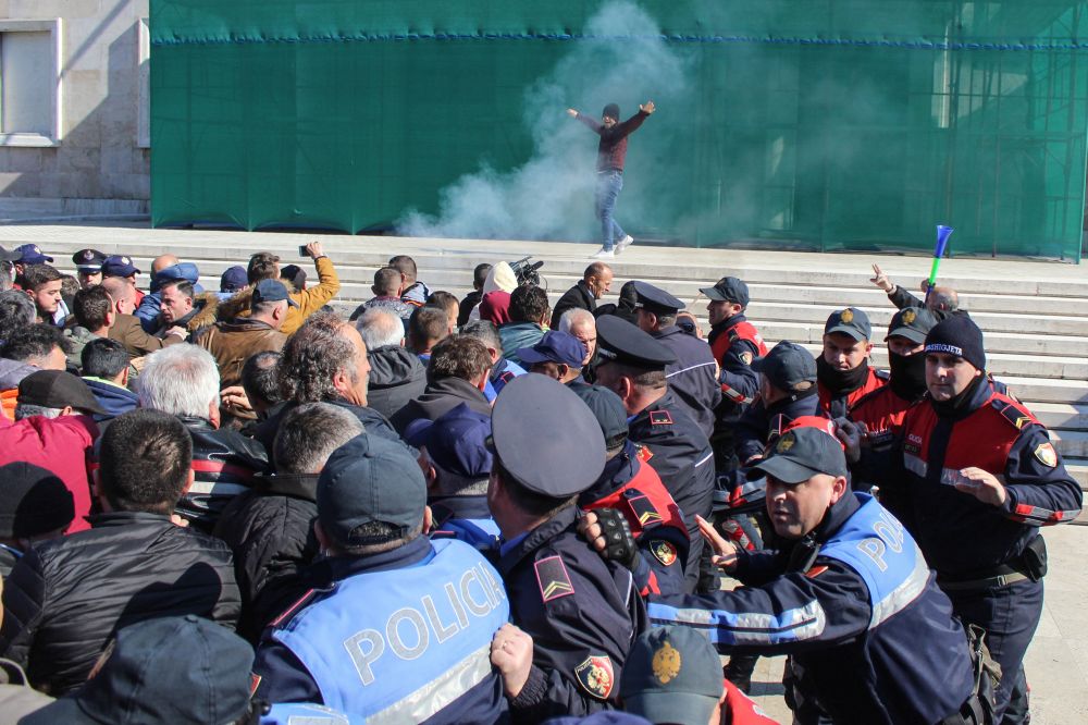 Protest în Albania, oprit cu gaze lacrimogene. Manifestanții au forțat intrarea în sediul Guvernului de la Tirana / FOTO&VIDEO