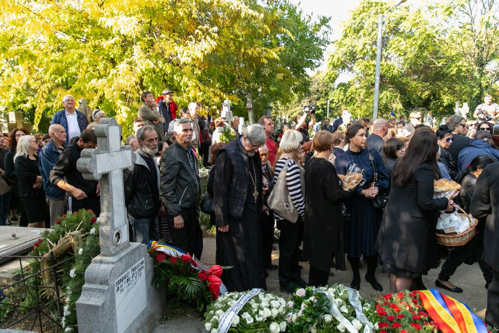 UPDATE | Tamara Buciuceanu Botez a fost înmormântată cu onoruri militare la Cimitirul Sf. Vineri din Capitală. Sute de oameni au venit să-i aducă un ultim omagiu