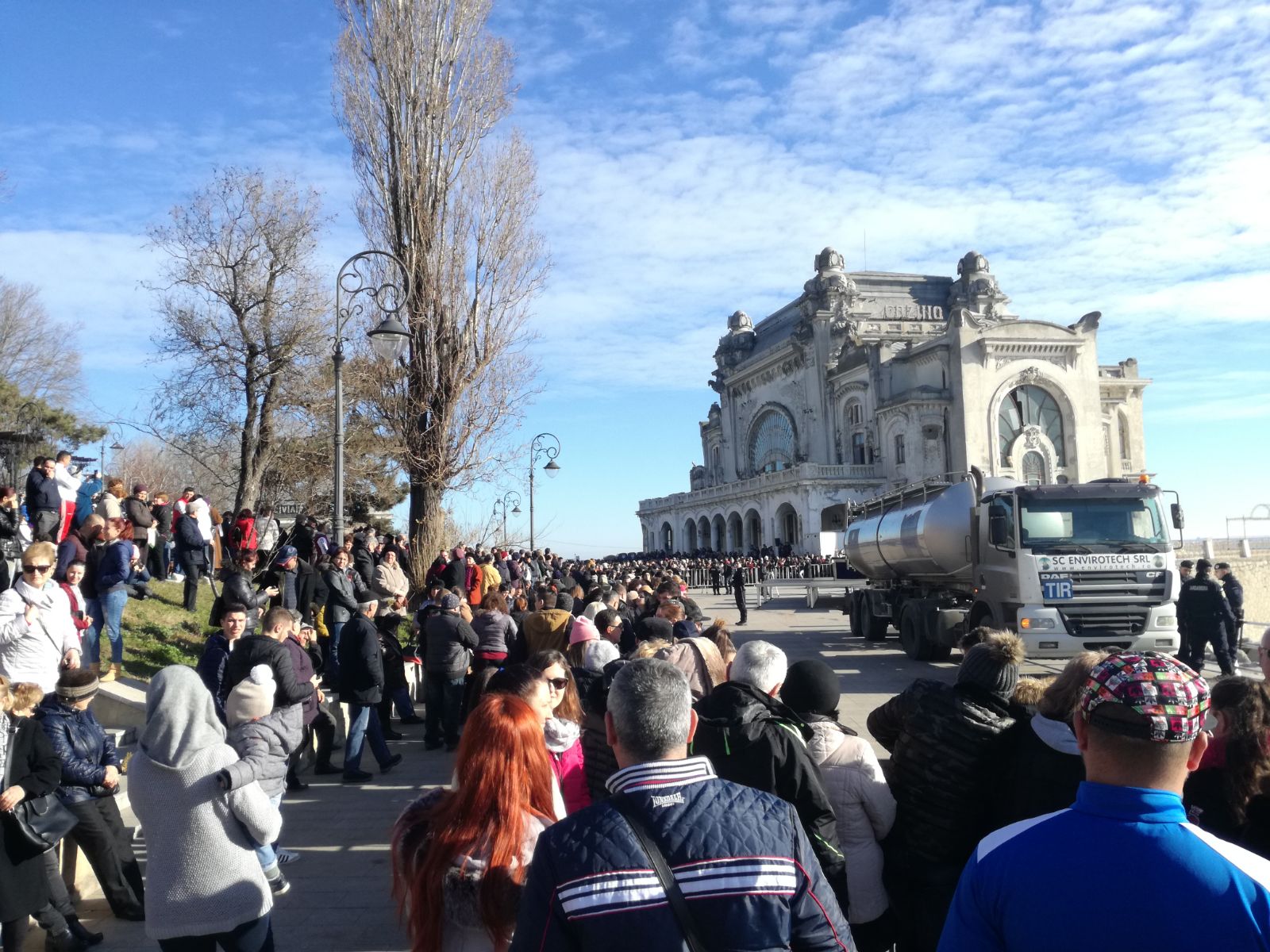 VIDEO: Peste 10.000 de oameni s-au călcat în picioare pentru agheasmă, la Constanța. În loc de gerul Bobotezei, o vreme de primăvară
