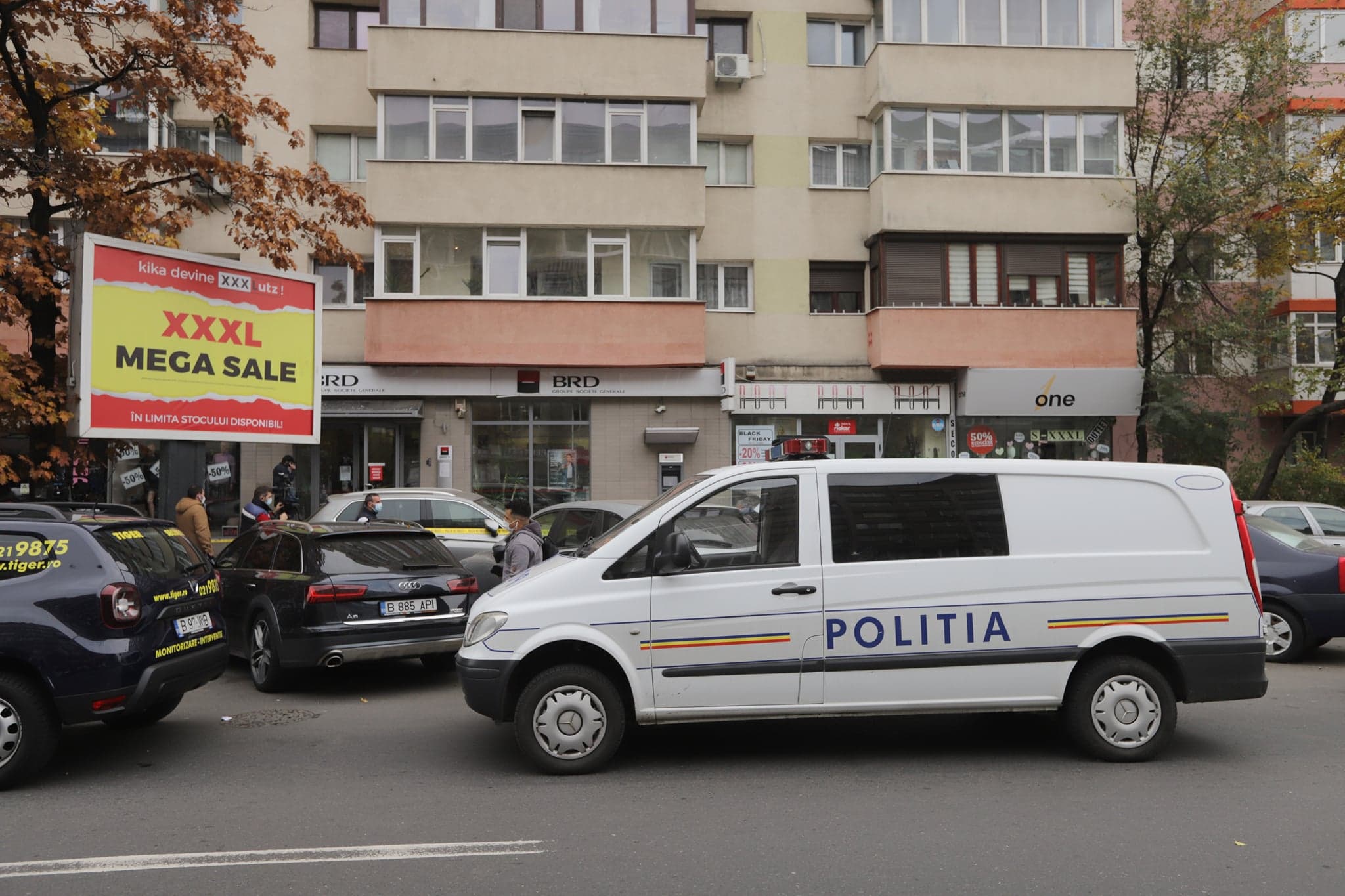 Jaf la o bancă din București, în apropiere de sediul Poliției Române. Mesajul atacatorului: „Dacă faci un pas greșit te tai”