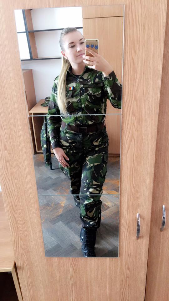Ce frumusețe se pregătește să apare țara cu arma în mână. Studenta sexy de la MApN | FOTO