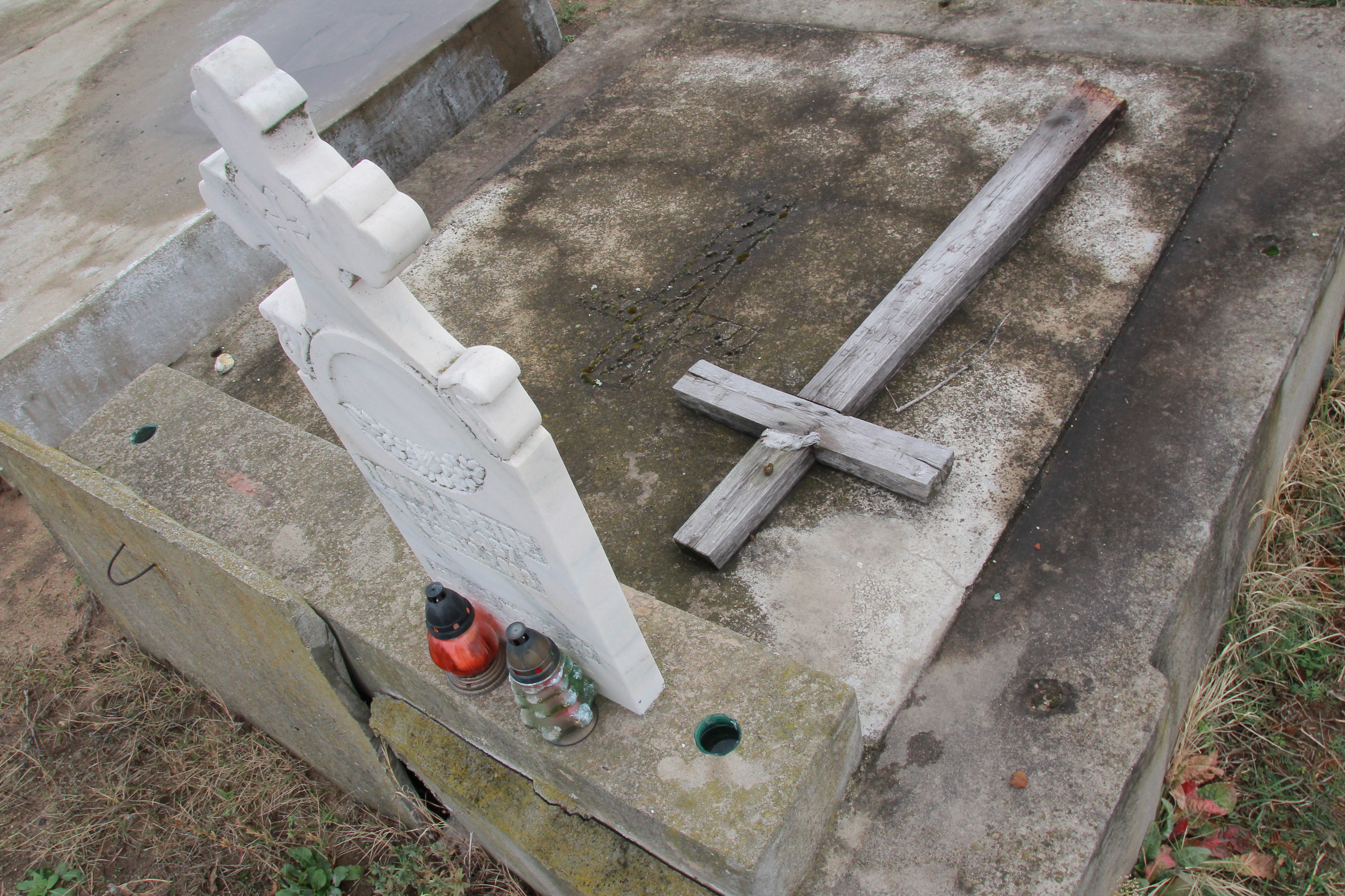 VIDEO/ Reportaj în satul unde țăranii au dezgropat un mort și i-au înfipt un țăruș în inimă. Oamenii încă mai cred că l-au împiedicat să devină strigoi și-au salvat o fetiță!